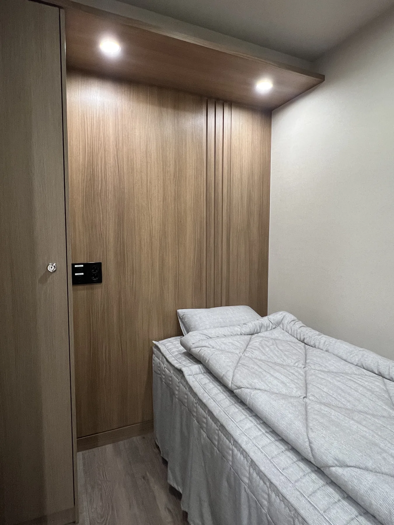 침상과 조명이 마련된 연세우리건강내과 프라이빗 수액실